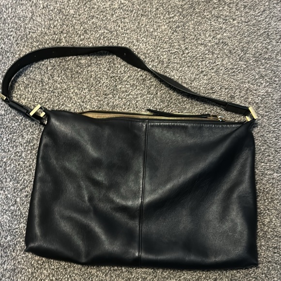 Elegant Black Leather Shoulder Bag - Picture 5 of 7